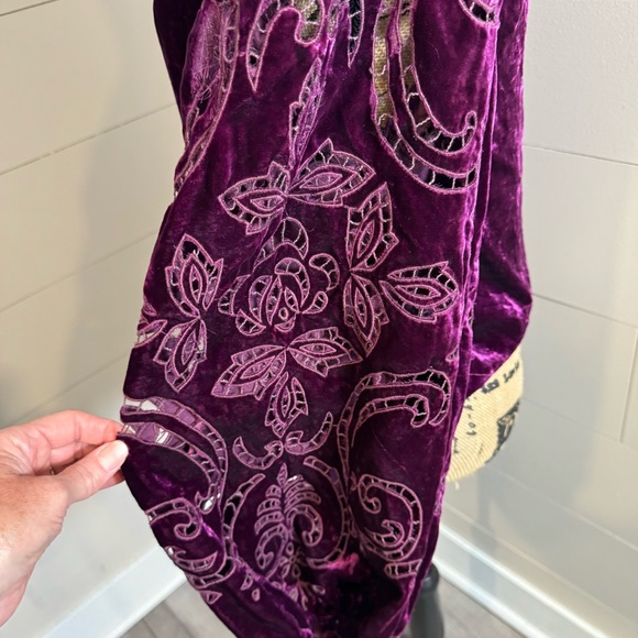 Anthropologie Velvet Cutwork Top V neck Plum XS - NOTE FLAW IN LISTING - Picture 5 of 12